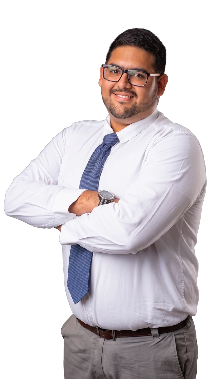 Dr. Francisco Canónicco con camisa blanca y corbata, brazos cruzados